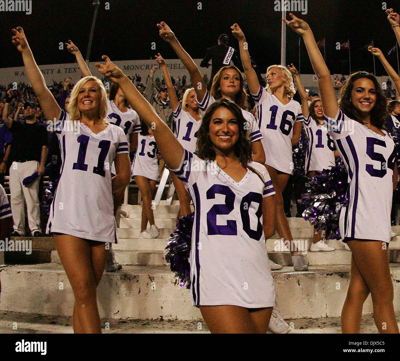 Ottobre 23, 2010 - Fort Worth, Texas, Stati Uniti d'America - TCU cornuto rane cheerleaders mostrano il loro segno di rana durante il gioco tra la TCU cornuto le rane e le Air Force falchi al Amon G. Carter Stadium di Fort Worth, Texas. TCU Beat the Air Force 38-7. (Credito Immagine: © Matt Pearce/Southcreek globale/ZUMApress.com) Foto Stock