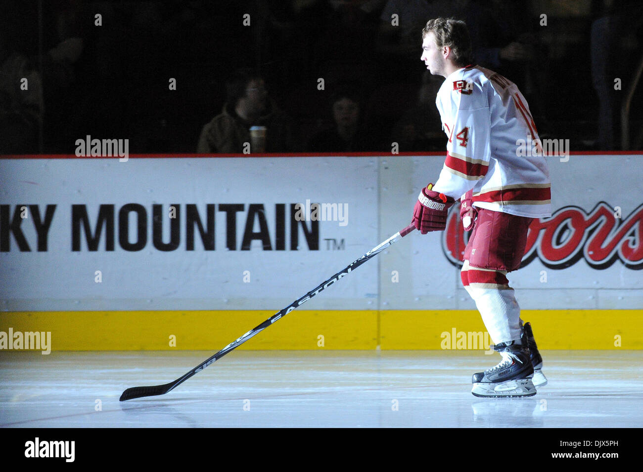 Ottobre 23, 2010 - Denver, Colorado, Stati Uniti d'America - Jesse Martin (14) introdotto prima di una partita contro Wisconsin il 23 ottobre. Università di Denver Senior Jesse Martin è stato ferito nel corso di un gioco in North Dakota su Ottobre 30th. (Credito Immagine: © Andrew Fielding/Southcreek globale/ZUMApress.com) Foto Stock