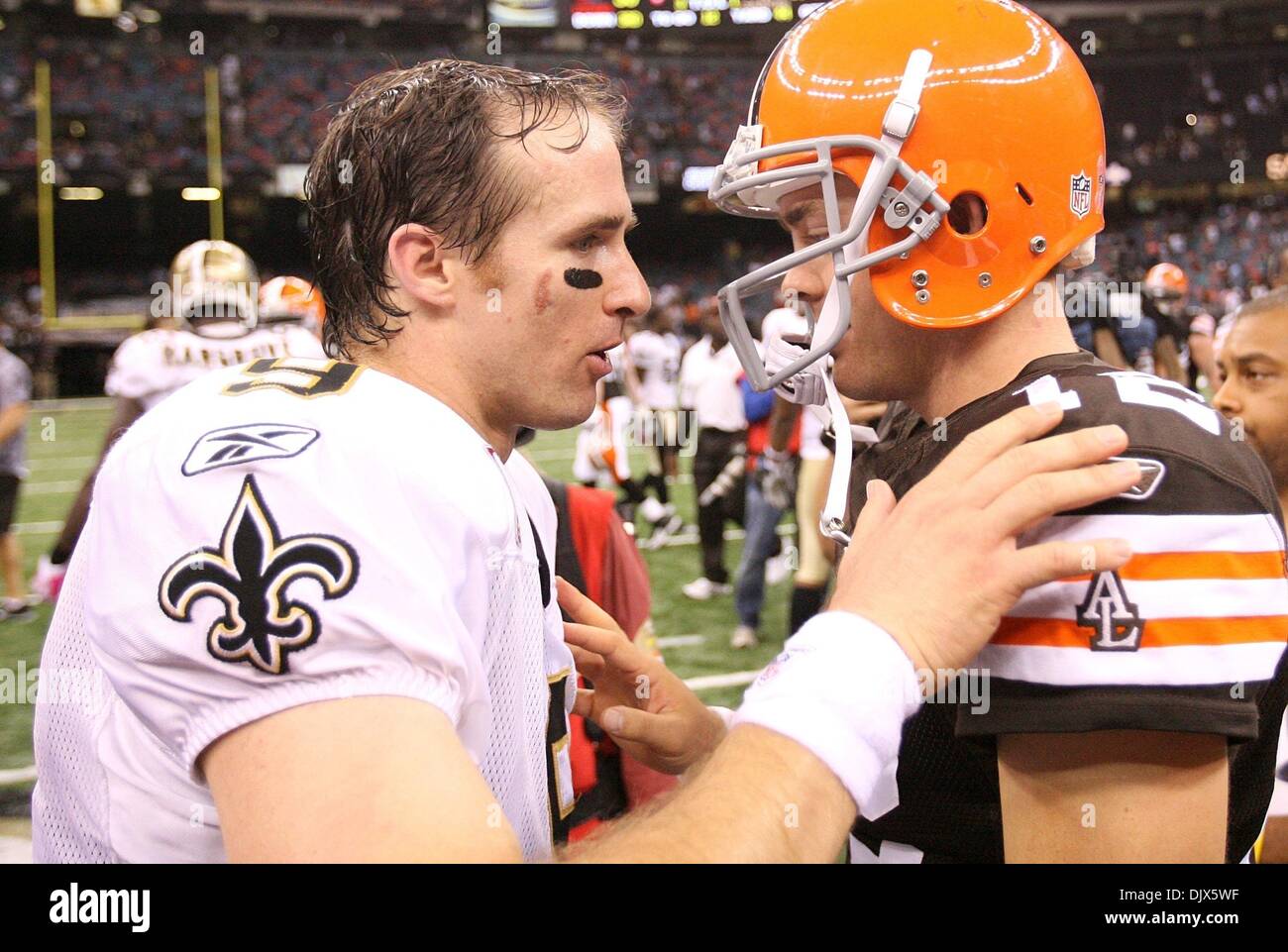 Ottobre 24, 2010 - New Orleans, Louisiana, Stati Uniti - New Orleans Saints super bowl winning quarterback DREW BREES e Cleveland Brown rookie quarterback COLT MCCOY si è congratulato con ogni altro sul campo dopo la stagione regolare giocare presso la Louisiana Superdome. Il Browns battere i santi 30 a 17. .(Immagine di credito: © Dan Anderson/ZUMApress.com) Foto Stock