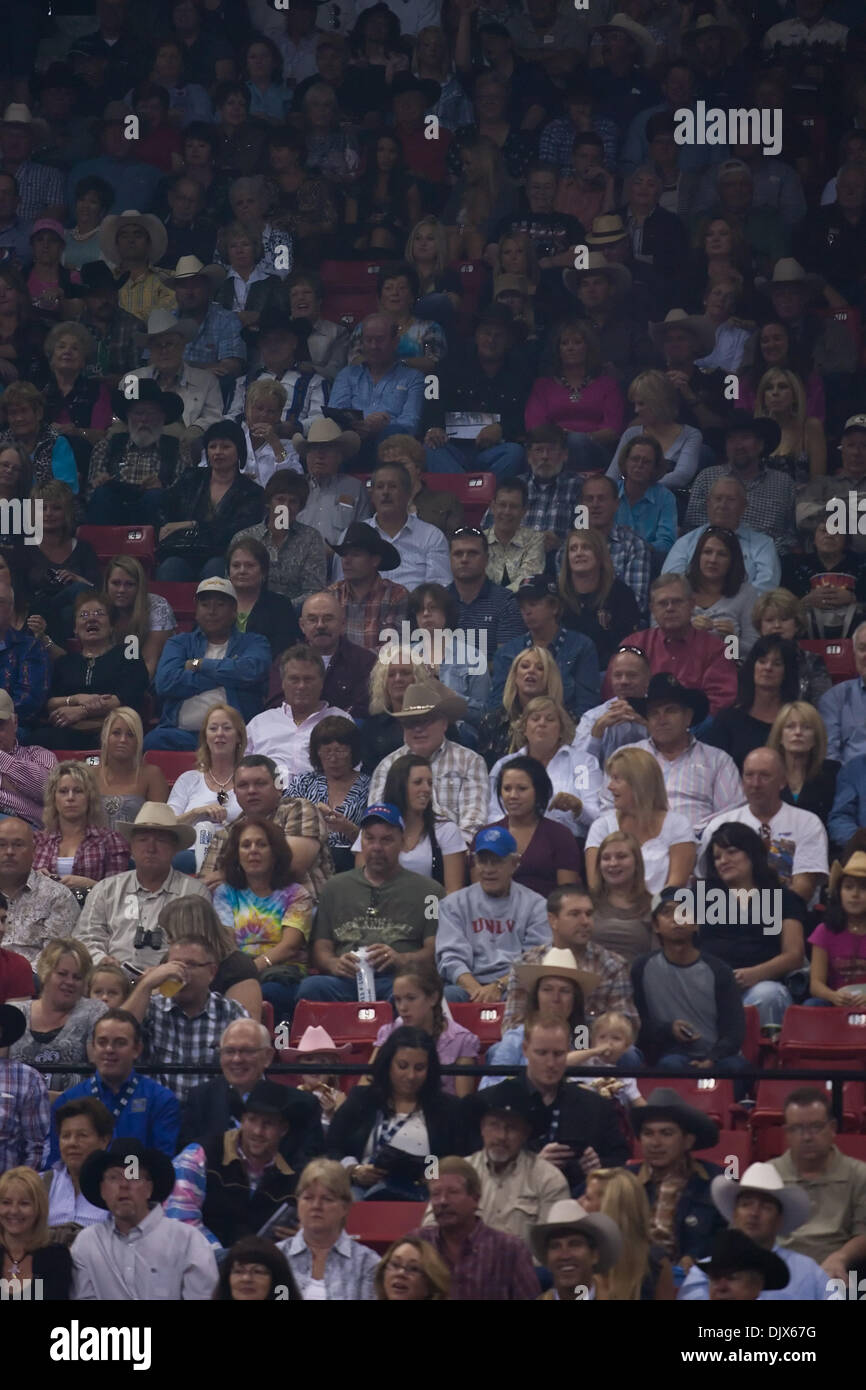 Ottobre 24, 2010 - Las Vegas, Nevada, Stati Uniti d'America - La folla a guardare la danza di clown durante il quinto round del concorso al 2010 costruito Ford dura PBR Finali Mondiali a Thomas & Mack Center di Las Vegas, Nevada. (Credito Immagine: © Matt Gdowski/Southcreek globale/ZUMApress.com) Foto Stock