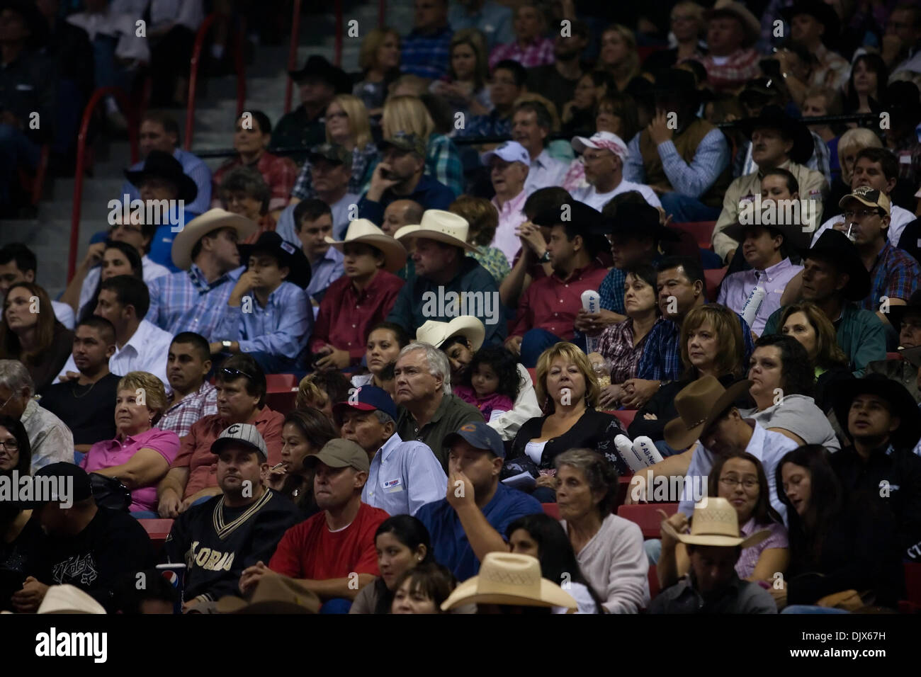 Ottobre 24, 2010 - Las Vegas, Nevada, Stati Uniti d'America - La folla intensamente guardando e godendo il quinto round del concorso al 2010 costruito Ford dura PBR Finali Mondiali a Thomas & Mack Center di Las Vegas, Nevada. (Credito Immagine: © Matt Gdowski/Southcreek globale/ZUMApress.com) Foto Stock