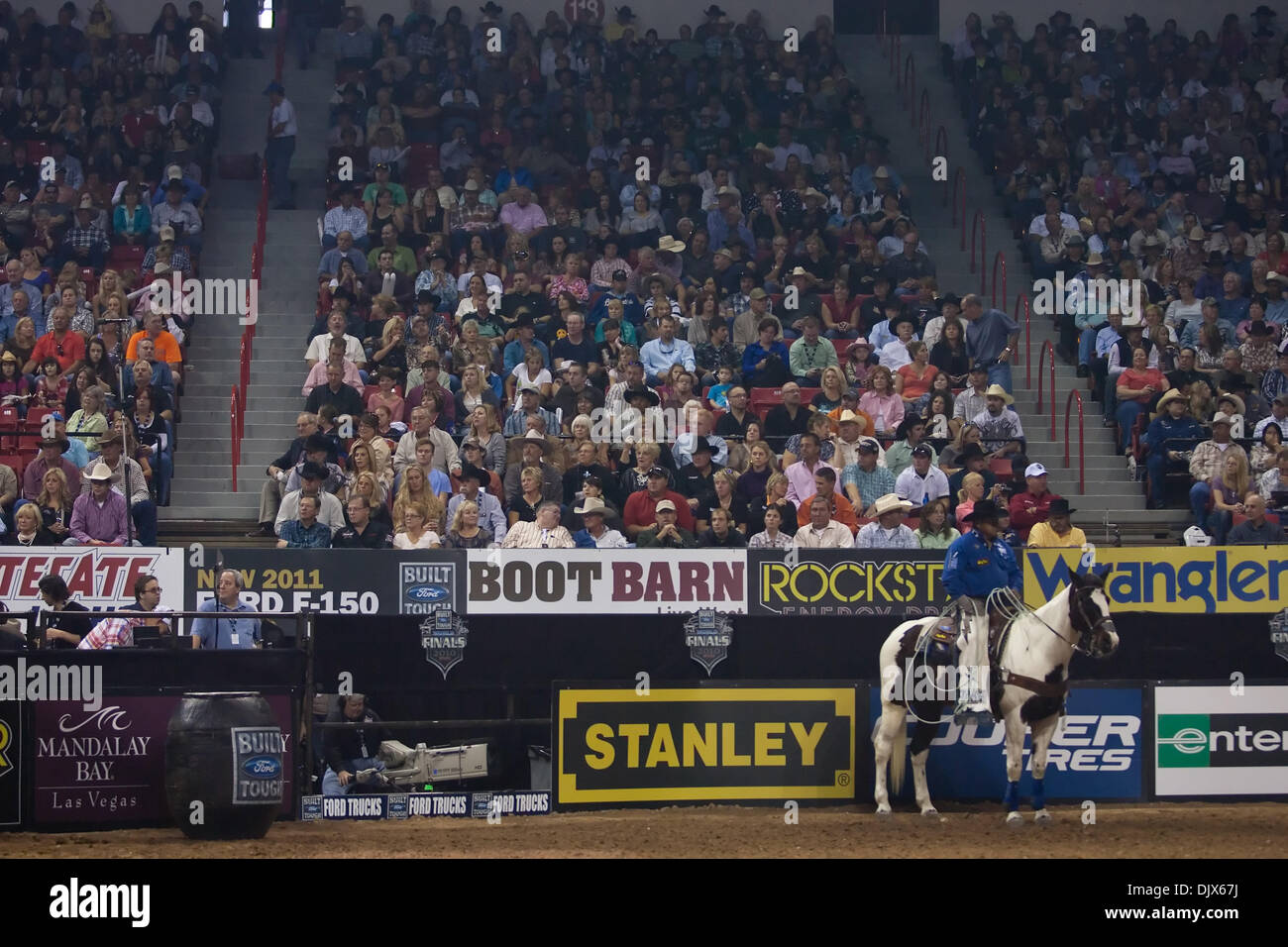 Ottobre 24, 2010 - Las Vegas, Nevada, Stati Uniti d'America - tutta la sezione 118 a guardare e a godersi il quinto round del concorso al 2010 costruito Ford dura PBR Finali Mondiali a Thomas & Mack Center di Las Vegas, Nevada. (Credito Immagine: © Matt Gdowski/Southcreek globale/ZUMApress.com) Foto Stock