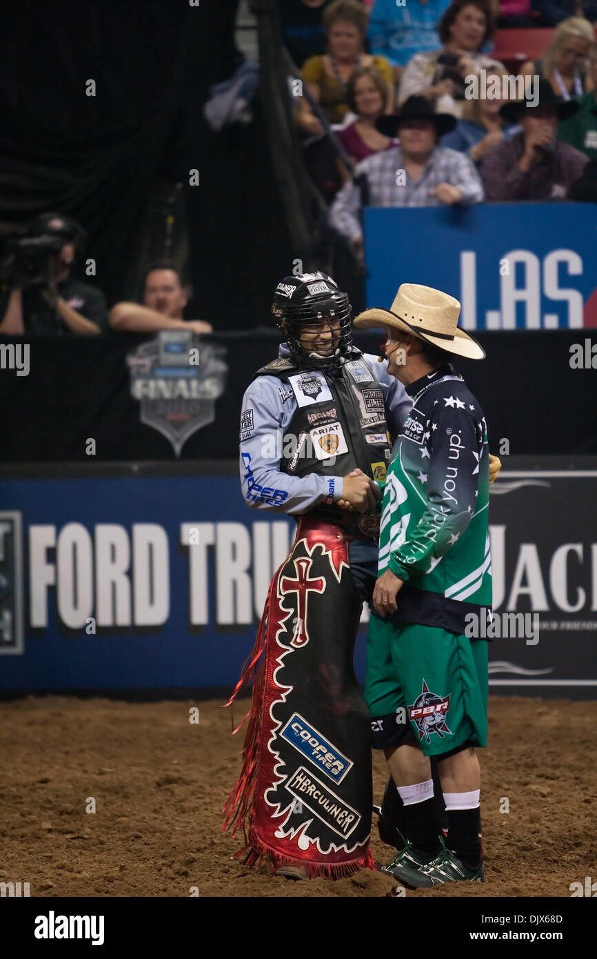 Ottobre 24, 2010 - Las Vegas, Nevada, Stati Uniti d'America - Wiley Petersen (sinistra) si congratula con la selce Rasmussen (destra) dopo la sua 8 seconda cavalcata su oltre il bordo durante il quinto round del concorso al 2010 costruito Ford dura PBR Finali Mondiali a Thomas & Mack Center di Las Vegas, Nevada. (Credito Immagine: © Matt Gdowski/Southcreek globale/ZUMApress.com) Foto Stock