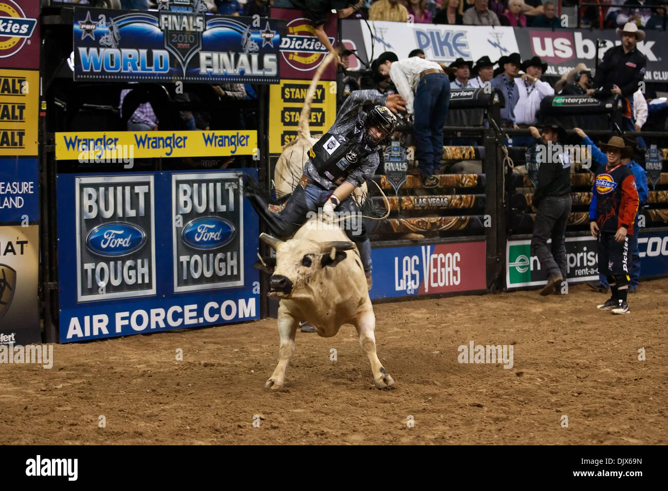 Ottobre 24, 2010 - Las Vegas, Nevada, Stati Uniti d'America - Chris brividi passa per un ritorno corsa di piegatura su Slim del fantasma durante il quinto round del concorso al 2010 costruito Ford dura PBR Finali Mondiali a Thomas & Mack Center di Las Vegas, Nevada. (Credito Immagine: © Matt Gdowski/Southcreek globale/ZUMApress.com) Foto Stock