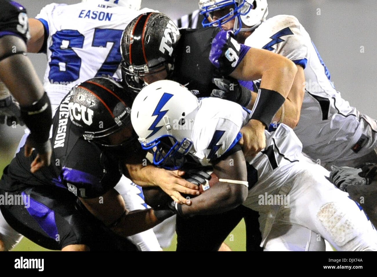 Ottobre 24, 2010 - Amon G. Carter Stadium, Texas, Stati Uniti d'America - 23 Ottobre 2010: TCU cornuto rane tackle difensivo D.J. Yendrey (94) e TCU cornuto rane difensivo fine Matt Anderson (91) affronta Air Force reato lettore durante il gioco tra le Air Force Academy falchi ed il Texas Christian University cornuto rane a Amon G. Carter Stadium di Fort Worth, Texas. TCU Foto Stock