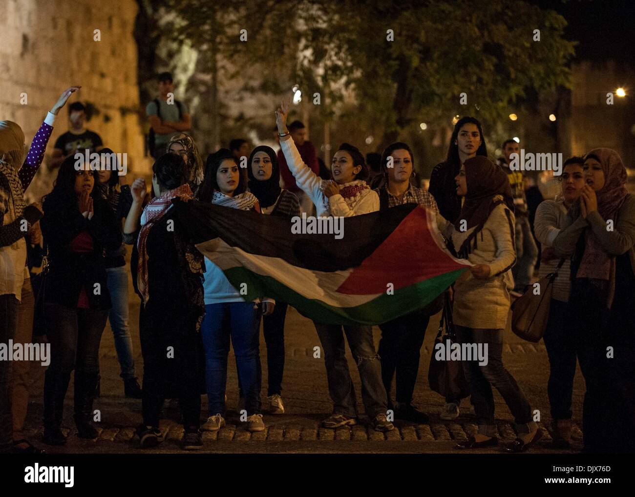 Gerusalemme, erode il Gate nella Città Vecchia di Gerusalemme. 1 dicembre, 2013. I manifestanti gridare slogan durante una dimostrazione di solidarietà con beduina arabi che sono contro un governo israeliano piano di spostamento per i beduini nel sud del deserto del Negev, nella parte anteriore del Erode's Gate nella Città Vecchia di Gerusalemme, su nov. 30, 2013. Migliaia di Israeliani sono scesi in piazza in tutto il paese il sabato per protestare contro il piano del governo per spostare alcuni 40.000 Beduini arabi dalle loro terre. Credito: Li Rui/Xinhua/Alamy Live News Foto Stock