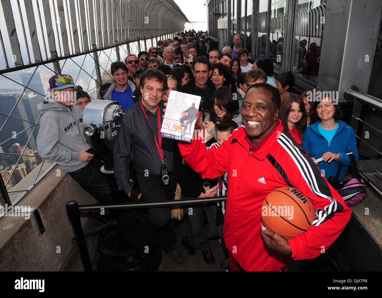 Ottobre 26, 2010 - Manhattan, New York, Stati Uniti - L' Empire State Building ospita il leggendario Harlem Globetrotter e Basket di Famer MEADOWLARK LEMON come egli promuove il suo nuovo libro, ''fiducia il prossimo colpo: una guida per una vita di gioia" (credito Immagine: © Bryan Smith/ZUMApress.com) Foto Stock