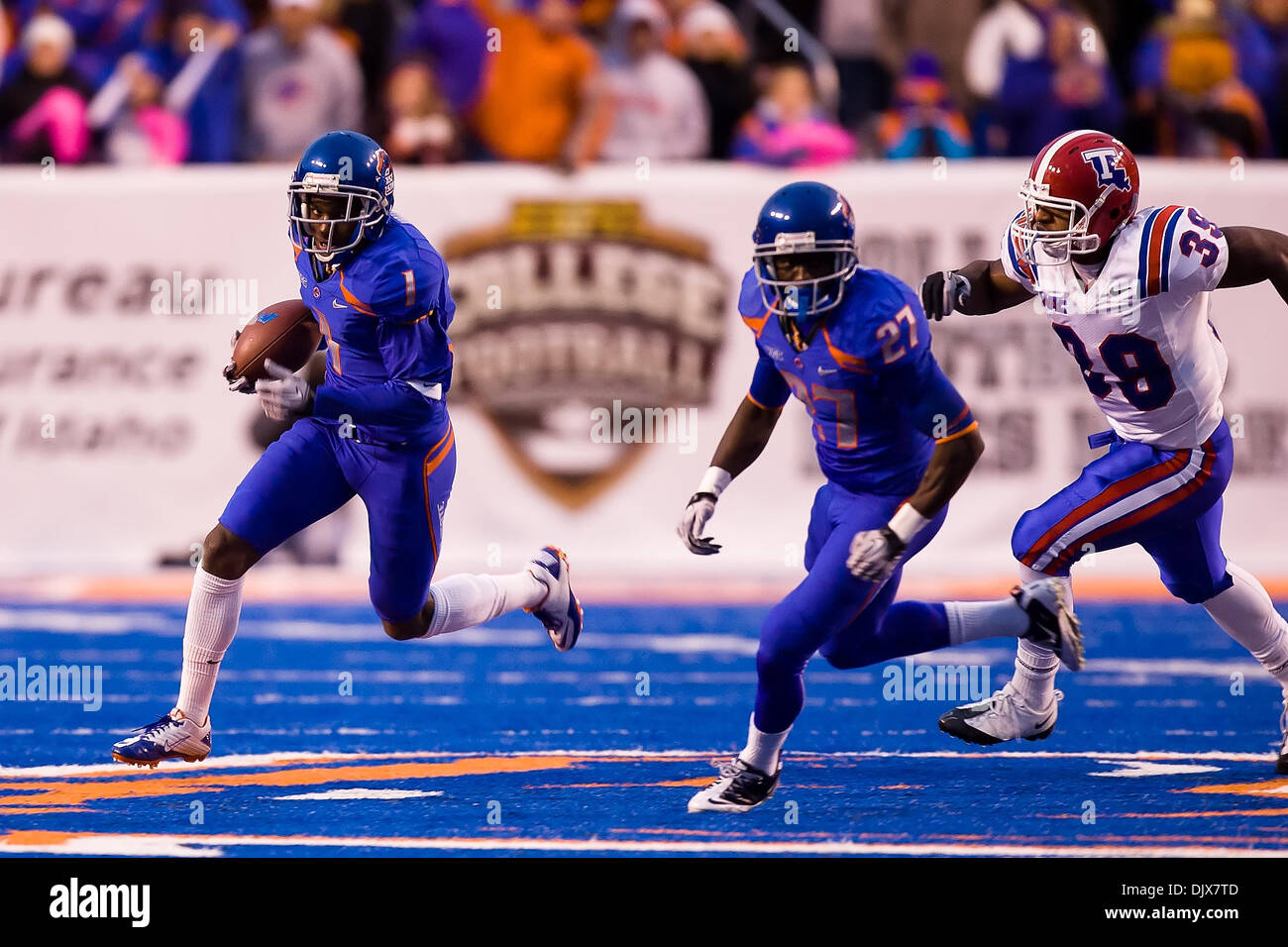 Ottobre 26, 2010 - Boise, Idaho, Stati Uniti d'America - Boise State's Jeremy Avery (27) conduce il modo per tornare uomo Tito Giovani (1) durante la prima metà azione come #2 Boise State sconfitto Louisiana Tech 49-20 in Bronco Stadium. (Credito Immagine: © Stanley Brewster Southcreek/Global/ZUMApress.com) Foto Stock