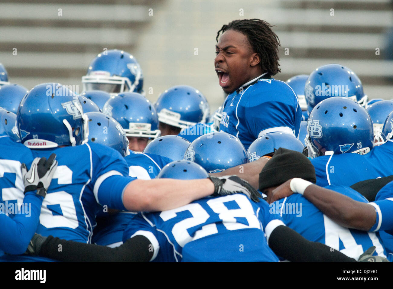 Ottobre 30, 2010 - Buffalo, New York, Stati Uniti d'America - Buffalo tori difensivo fine Steven significa incendi fino alla sua squadra prima di una partita contro il Miami (OH) Redhawks a UB Stadium. Miami ha vinto il gioco 21-9. (Credito Immagine: © Mark Konezny/Southcreek globale/ZUMApress.com) Foto Stock