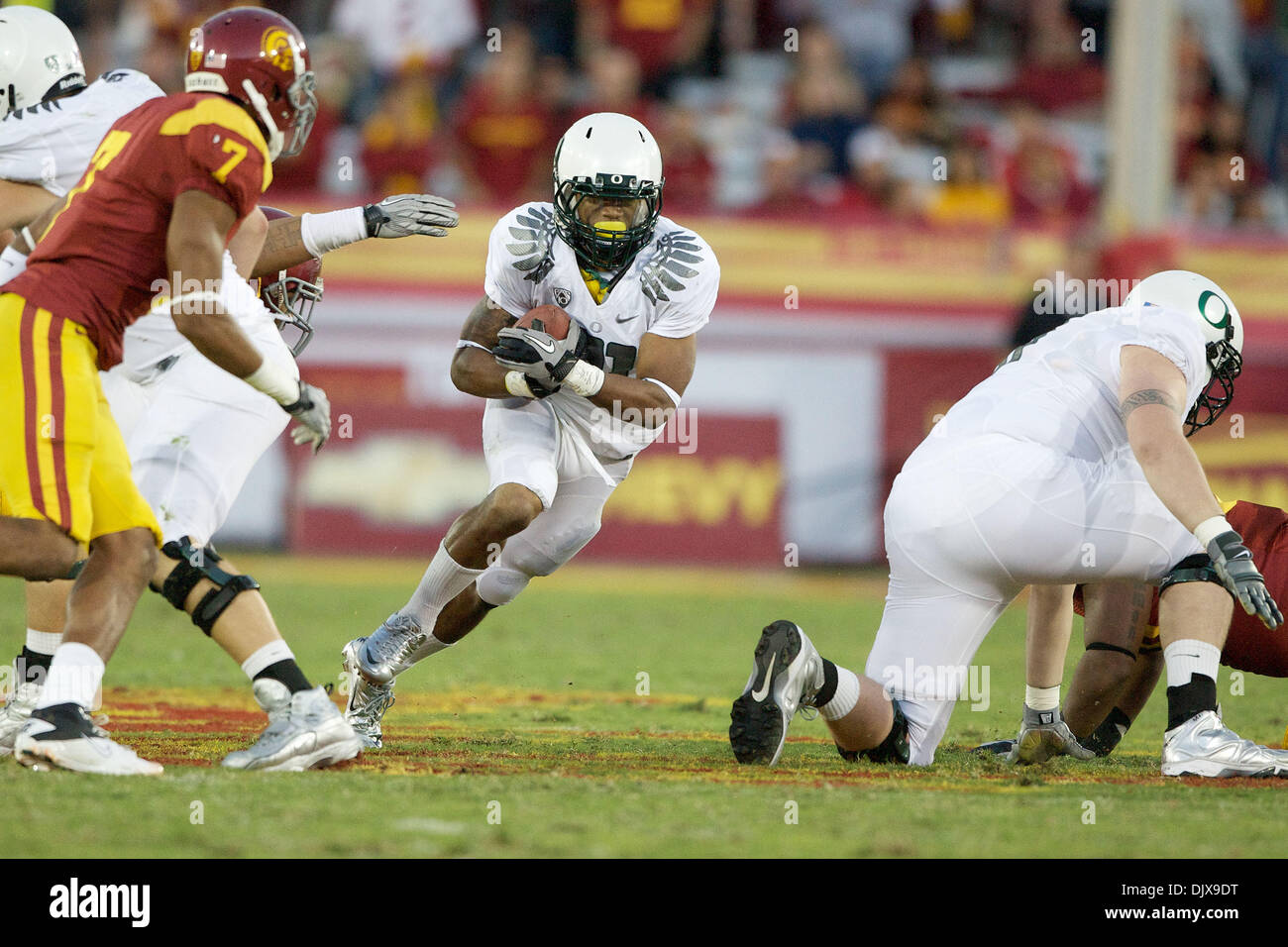 Ottobre 30, 2010 - Los Angeles, California, Stati Uniti d'America - Oregon Ducks cornerback Cliff Harris #13 corsero indietro sterline per le Anatre, che includeva uno per 41 metri nel secondo trimestre. Oregon sarebbe andare a sconfiggere i troiani, 53-32 presso il Los Angeles Memorial Coliseum. (Credito Immagine: © Tony Leon/Southcreek globale/ZUMApress.com) Foto Stock