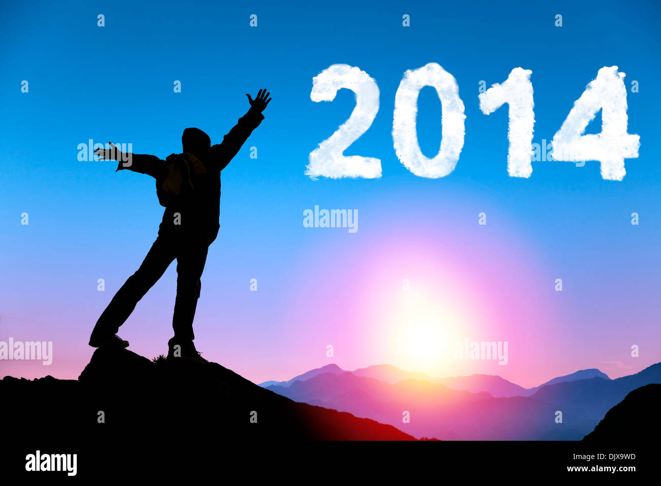 Felice anno nuovo 2014.felice giovane uomo in piedi sulla cima della montagna Foto Stock