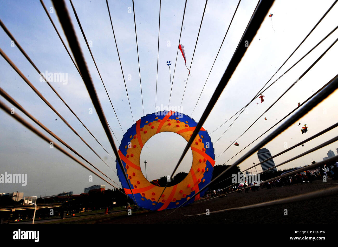 Jakarta, Indonesia. 1 dicembre, 2013. Il Jakarta International Kite Festival 2013 è aperta a Jakarta, Indonesia, nov. 30, 2013. La due giorni di festival è stato partecipato da 18 paesi e regioni. Credito: Agung Kuncahya B./Xinhua/Alamy Live News Foto Stock