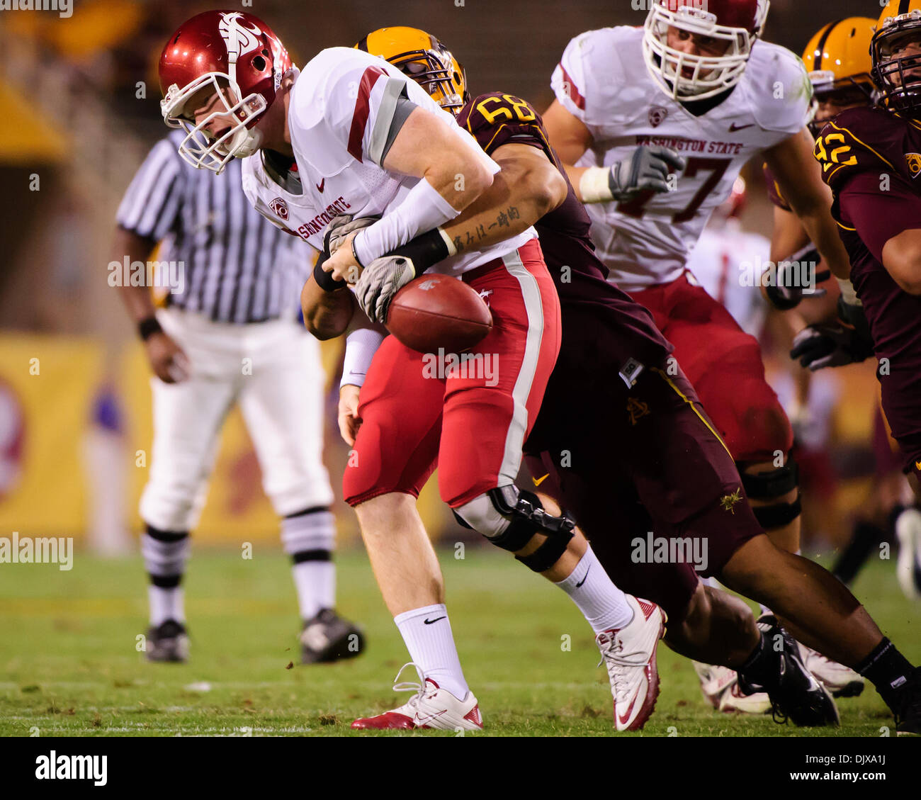 Ottobre 30, 2010: Stato dell Arizona tackle difensivo Corey Adams (68) Sacchi nello Stato di Washington quarterback Jeff Tuel (10) durante un NCAA Football gioco tra l'Arizona State University Sun Devils e l'Università dello Stato di Washington a Sun Devil Stadium di Tempe, Arizona, vinto dal Sun Devils, 42-0.(Immagine di credito: © Max Simbron/Cal Sport Media/ZUMApress.com) Foto Stock