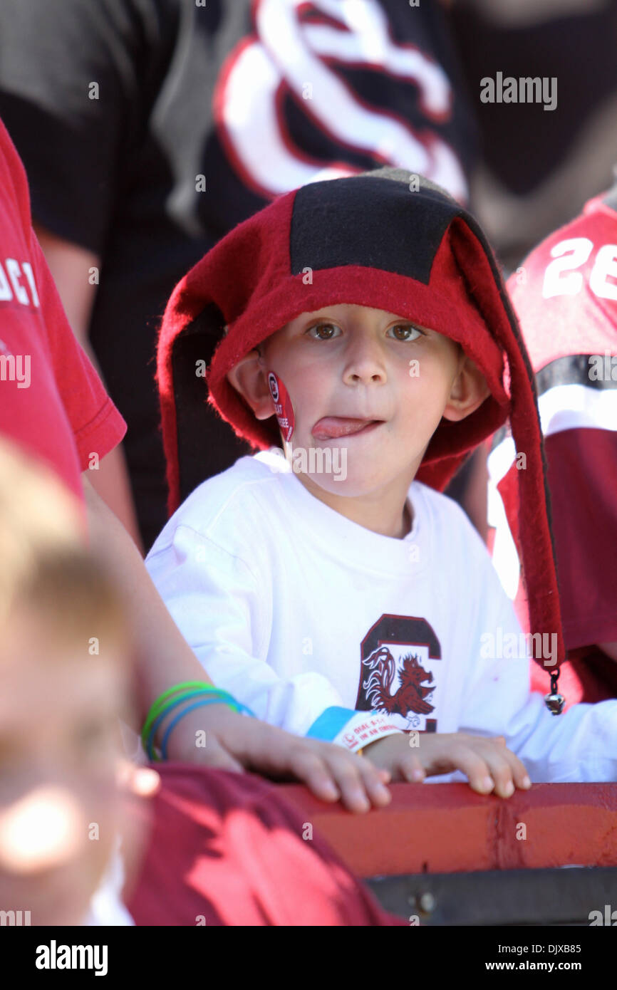Ottobre 30, 2010 - Columbia nella Carolina del Sud, Stati Uniti d'America - un giovane Gamecock ventola lambisce le sue labbra alla vista di un altro USC touchdown contro Tennessee. Il punteggio finale è South Carolina 38-Tennessee 24. (Credito Immagine: © Jim Dedmon/Southcreek globale/ZUMApress.com) Foto Stock