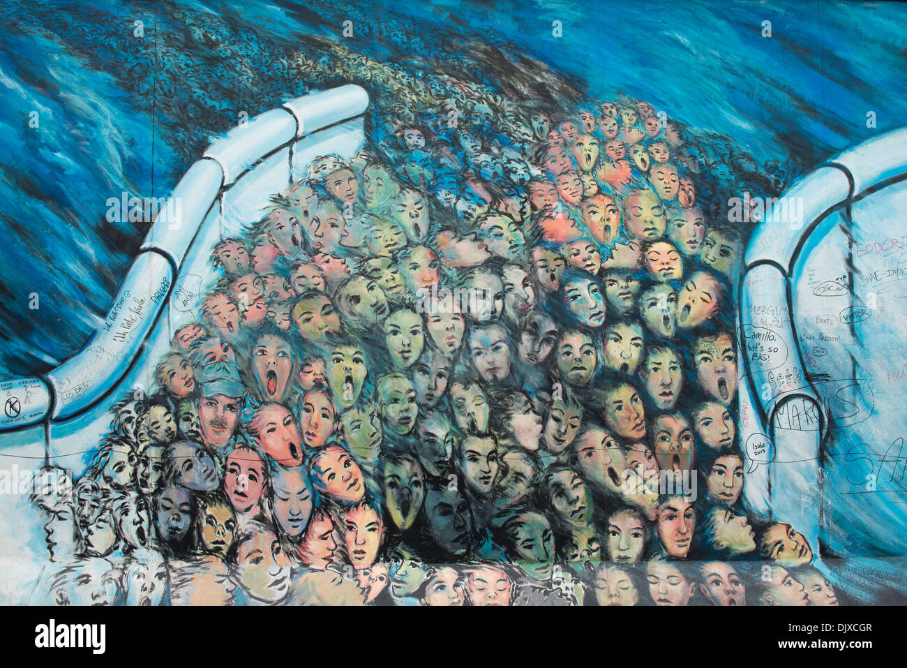 Arte dei graffiti raffiguranti le persone in fuga a Berlino Est. Dipinto sulla East Side Gallery di Berlino, Germania. Foto Stock