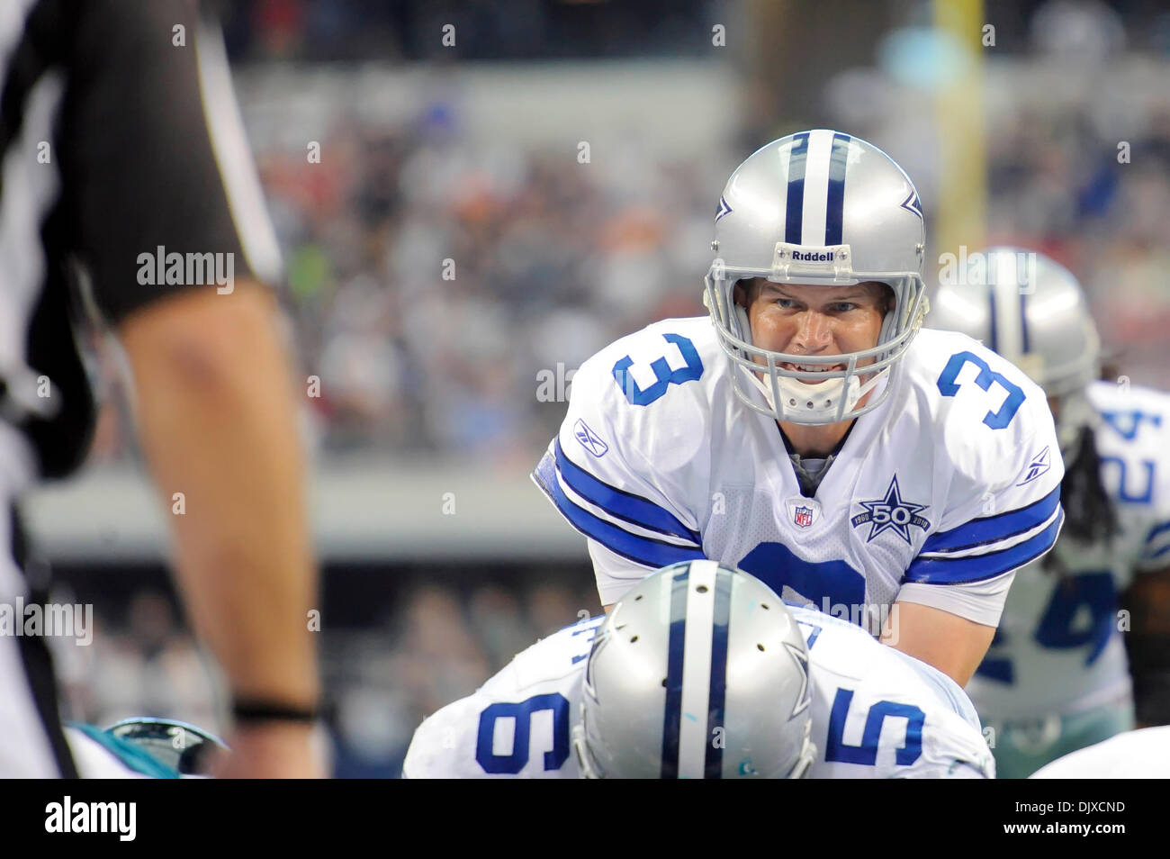Ottobre 31, 2010 - Arlington, Texas, Stati Uniti d'America - Dallas Cowboys quarterback Jon Kitna #3 si prepara per lo snap durante l'azione di gioco come Jacksonville Jaguars rout Dallas Cowboys 35-17 a cowboy Stadium di Arlington, Texas. (Credito Immagine: © Steven Leija/Southcreek globale/ZUMApress.com) Foto Stock