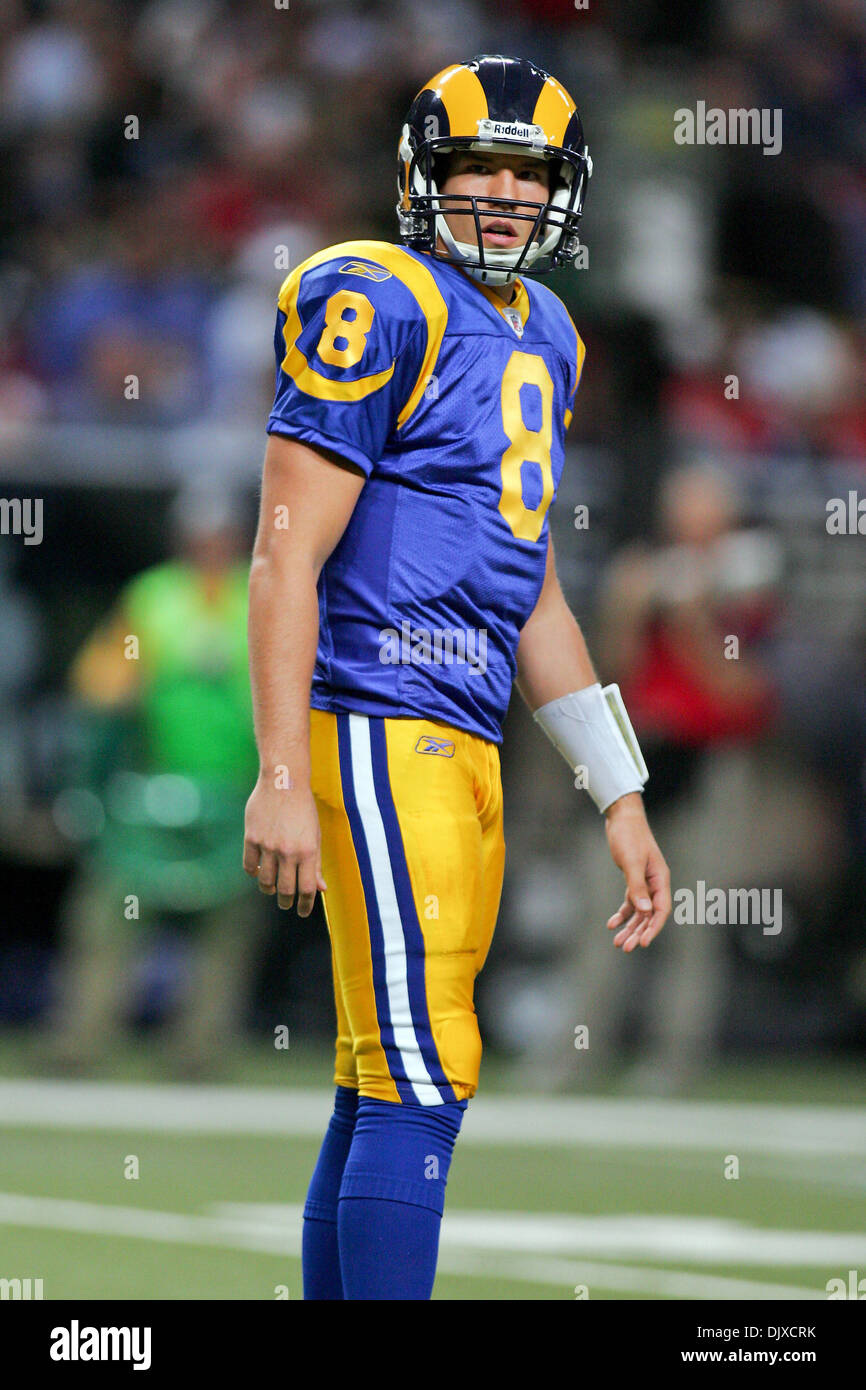 Ottobre 31, 2010 - Saint Louis, Missouri, Stati Uniti d'America - San Louis Rams quarterback Sam Bradford (8) durante un gioco tra la Saint Louis Rams e Carolina Panthers presso la Edward Jones Dome di Saint Louis, Missouri. I Rams sconfitti pantere 20-10. (Credito Immagine: © Jimmy Simmons/Southcreek globale/ZUMApress.com) Foto Stock