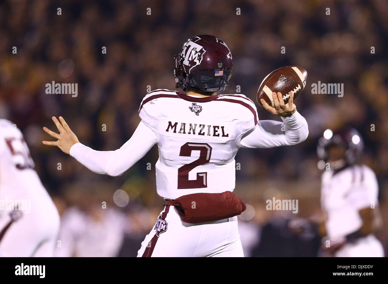 La Columbia, Missouri, Stati Uniti d'America. 30 Novembre, 2013. Novembre 30, 2013 Columbia, MO: Texas A&M Aggies quarterback Johnny Manziel (2) in azione durante il NCAA Football gioco tra il Missouri Tigers e Texas A&M Aggies al campo Faurot in Columbia, Missouri. Billy Hurst/CSM/Alamy Live News Foto Stock