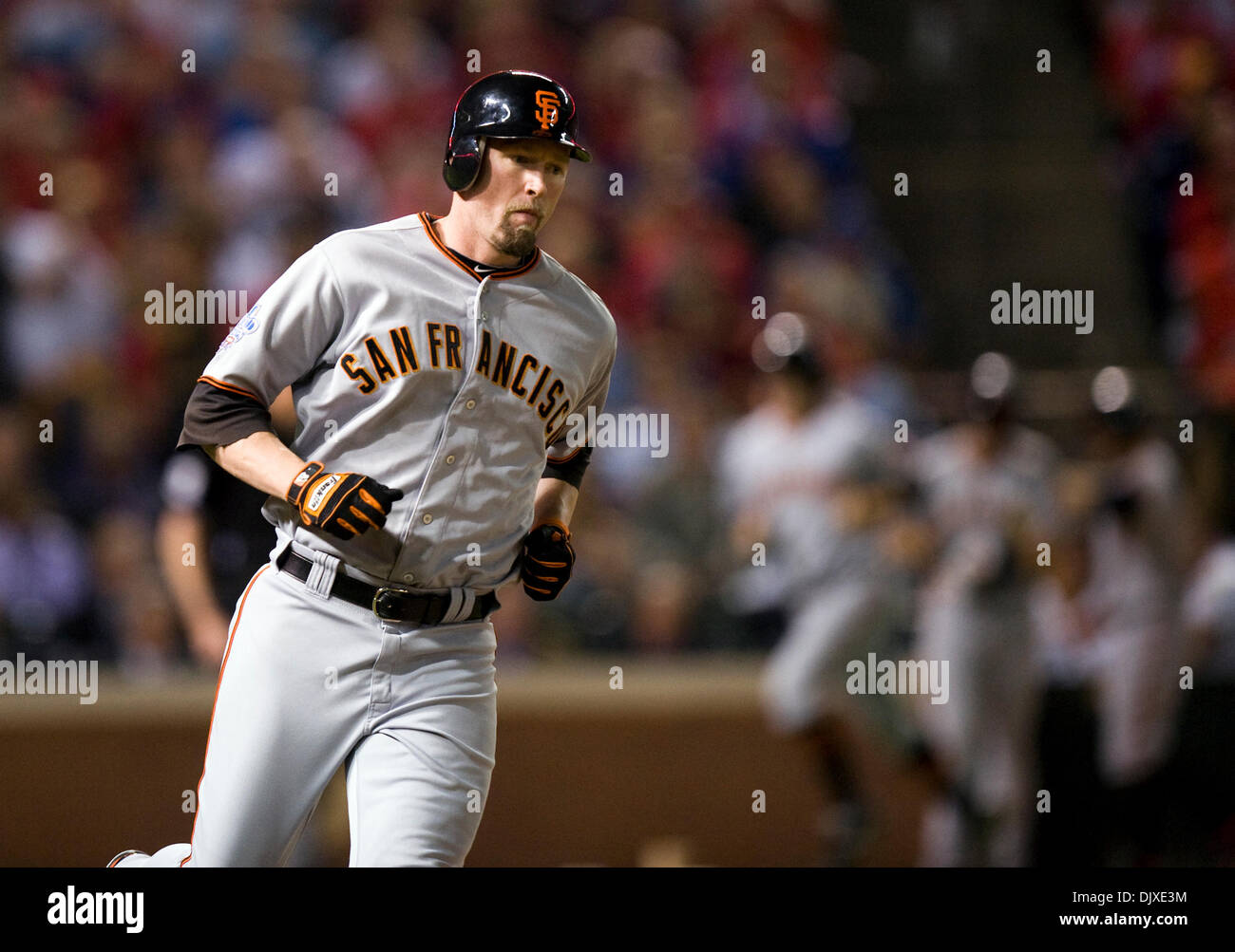 Ottobre 31, 2010 - Arlington, TX, Stati Uniti d'America - San Francisco Giants primo baseman Aubrey Huff (17) colpisce un due run home run nel terzo rigature San Francisco Giants center fielder Andres Torres (56) che corre dietro di lui nella terza inning in gioco quattro della serie mondiale tra i San Francisco Giants e i Texas Rangers presso il Rangers Ballpark in Arlington Ottobre 31, 2010 in Arlington, Foto Stock