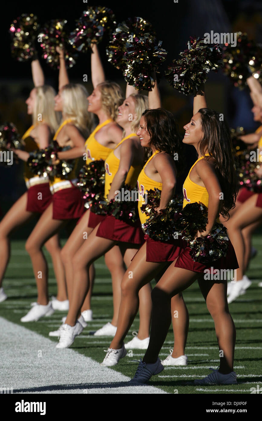 Nov. 4, 2010 - Tempe, Arizona, Stati Uniti d'America - ASU cheerleaders eseguire durante una partita contro la stato di Washington a Sun Devil Stadium di Tempe, Arizona. Il Sun Devils Beat the Cougars 42-0. (Credito Immagine: © Gene inferiore/Southcreek globale/ZUMApress.com) Foto Stock