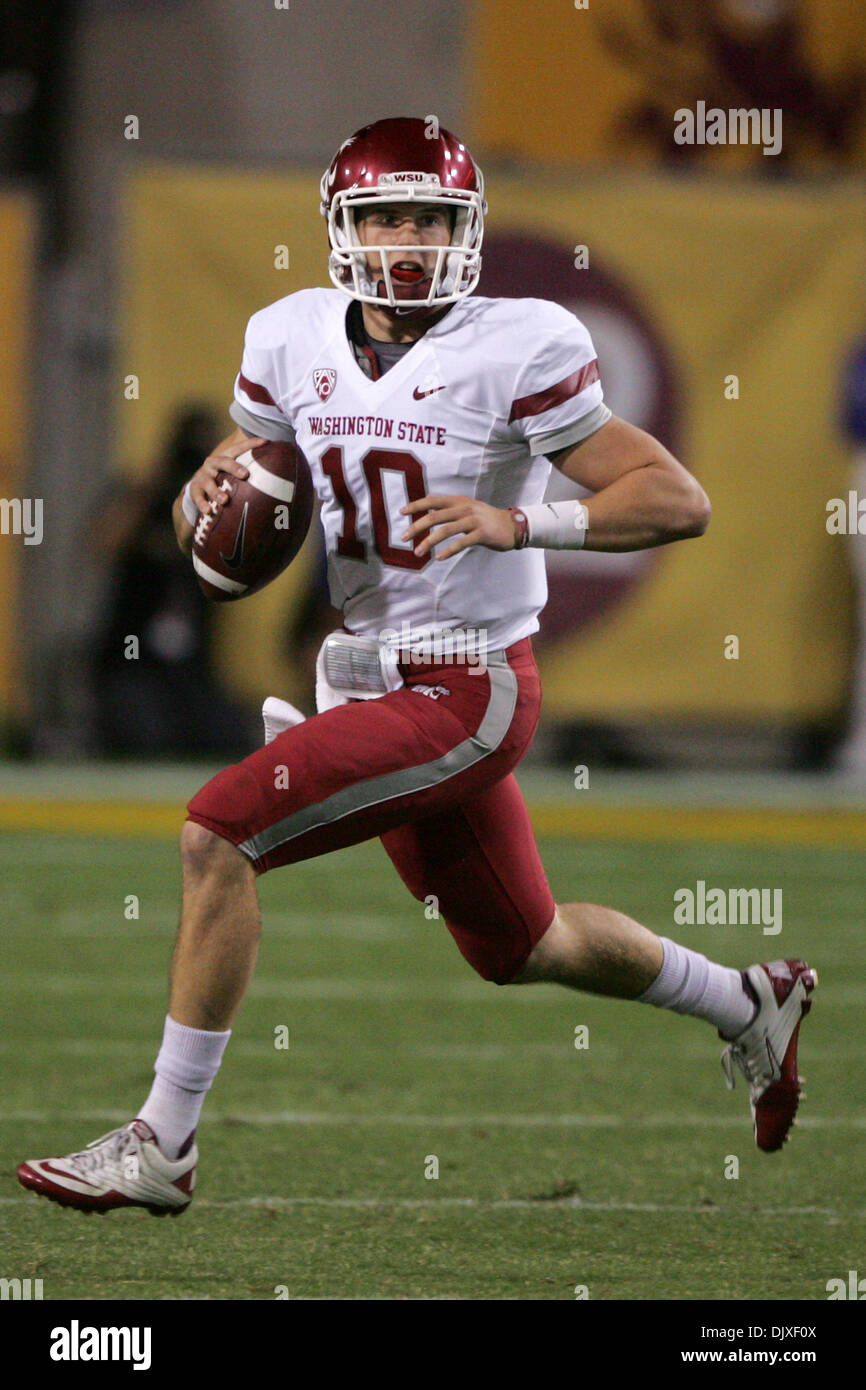 Nov. 4, 2010 - Tempe, Arizona, Stati Uniti d'America - Stato di Washington quarterback Jeff Tuel (#10) si scatena un pass durante una partita contro ASU al Sun Devil Stadium di Tempe, Arizona. Il Sun Devils Beat the Cougars 42-0. (Credito Immagine: © Gene inferiore/Southcreek globale/ZUMApress.com) Foto Stock