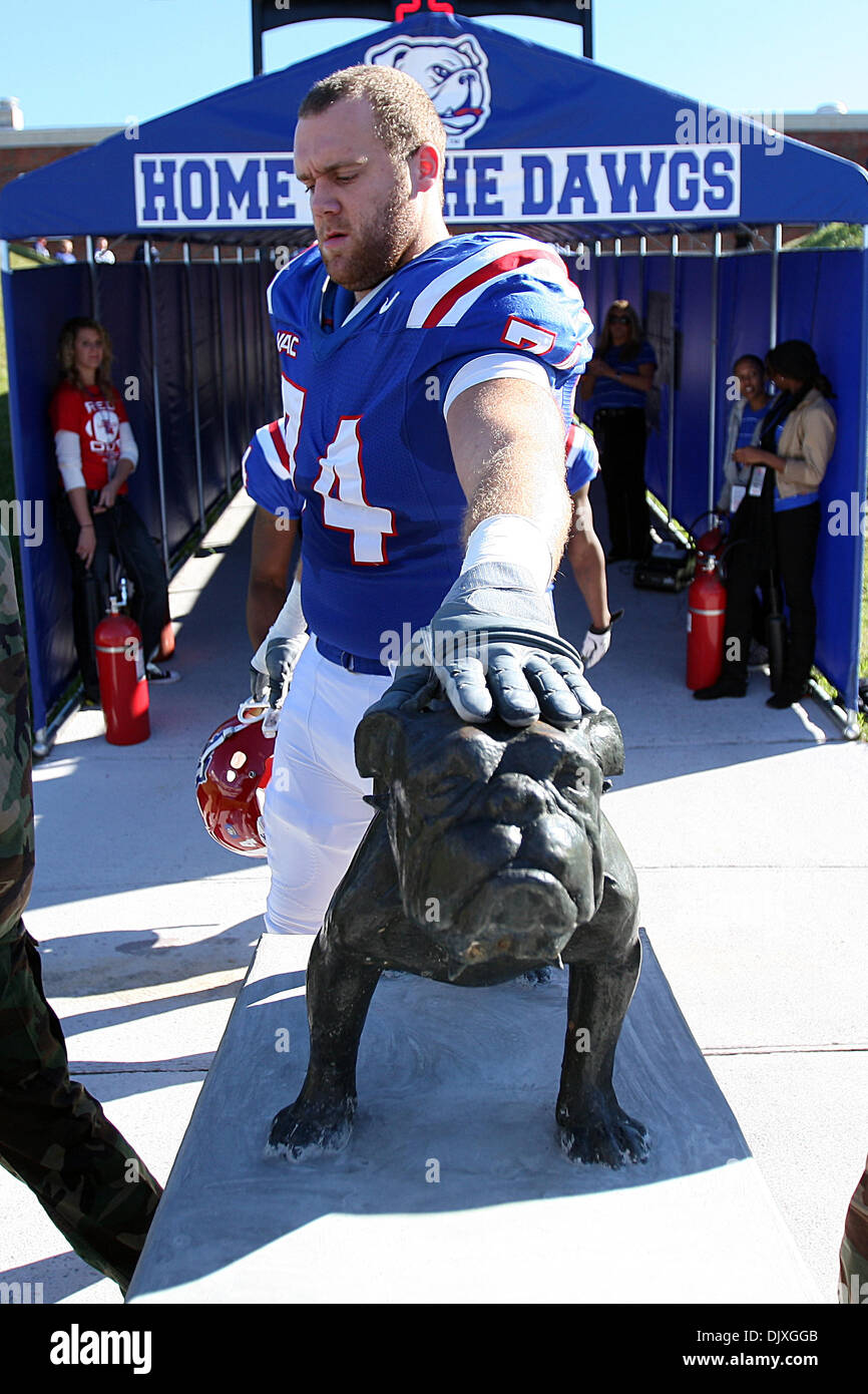 Ott 9, 2010: Louisiana Tech Bulldogs offensivo per guardafili Rob McGill (74) tocca il bulldog di bronzo statua come egli entra in campo prima di azione di gioco fra il Raschino di Fresno membro Bulldogs e la Louisiana Tech Bulldogs a Joe Aillet Stadium di Ruston, Louisiana. Fresno stato vinto 40-34. (Credito Immagine: © Donald pagina/Southcreek globale/ZUMApress.com) Foto Stock