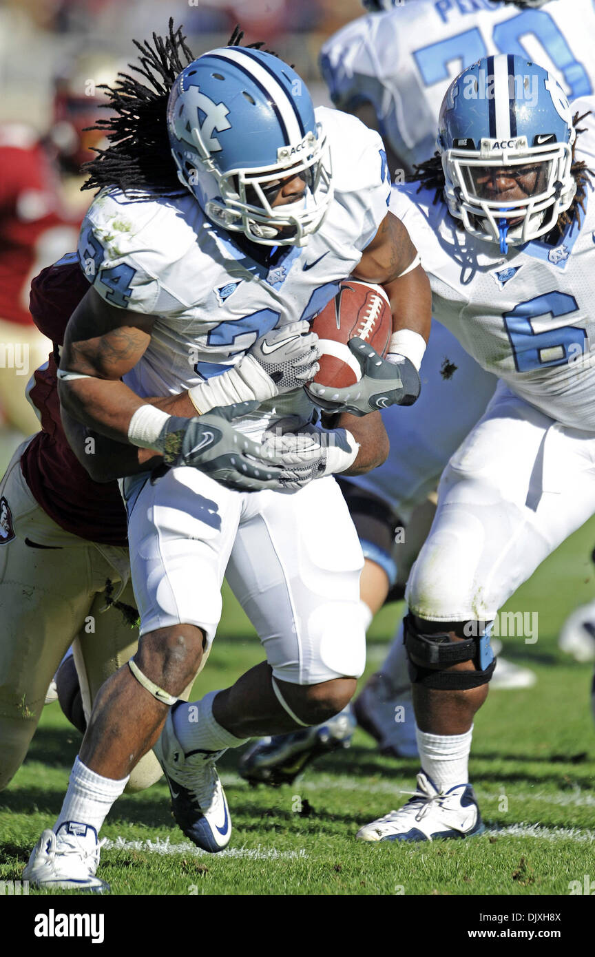 Nov. 6, 2010 - Tallahassee, Florida, Stati Uniti d'America - 6 Novembre 2010: RB UNC Johnny bianco (34) guadagna 6 cantieri dura contro la FSU difesa. Percorso UNC sconfitto FSU 37-35 a Doak Campbell Stadium di Tallahassee, Florida. (Credito Immagine: © Mike Olivella/ZUMApress.com) Foto Stock