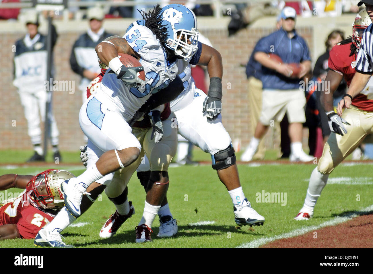 Nov. 6, 2010 - Tallahassee, Florida, Stati Uniti d'America - 6 Novembre 2010: RB UNC Johnny White corre attraverso tentativi di affrontare lui come egli ha poteri attraverso UNC per il primo cliente. Percorso UNC sconfitto FSU 37-35 a Doak Campbell Stadium di Tallahassee, Florida. (Credito Immagine: © Mike Olivella/ZUMApress.com) Foto Stock