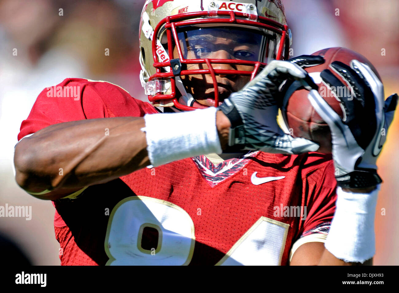 Nov. 6, 2010 - Tallahassee, Florida, Stati Uniti d'America - 6 Novembre 2010: FSU WR Rodney Smith (84) rende la cattura di 27 cantiere guadagno mantenendo un FSU drive viva. Percorso UNC sconfitto FSU 37-35 a Doak Campbell Stadium di Tallahassee, Florida. (Credito Immagine: © Mike Olivella/ZUMApress.com) Foto Stock