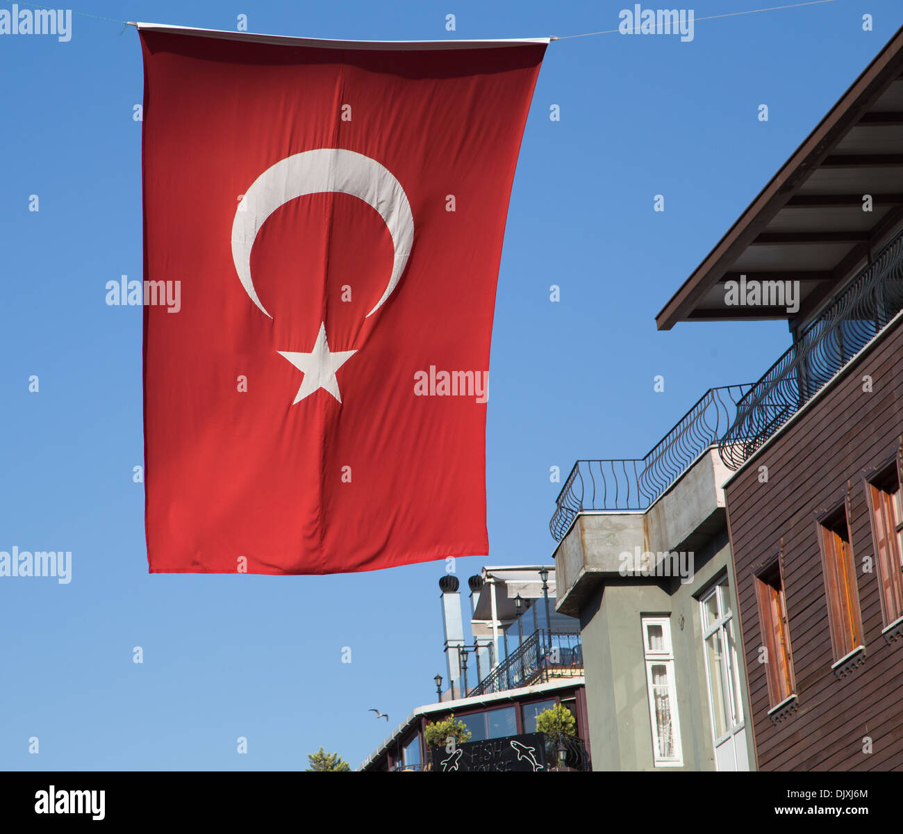 Bandiera turca volare al di sopra di un quartiere di Istanbul. Foto Stock