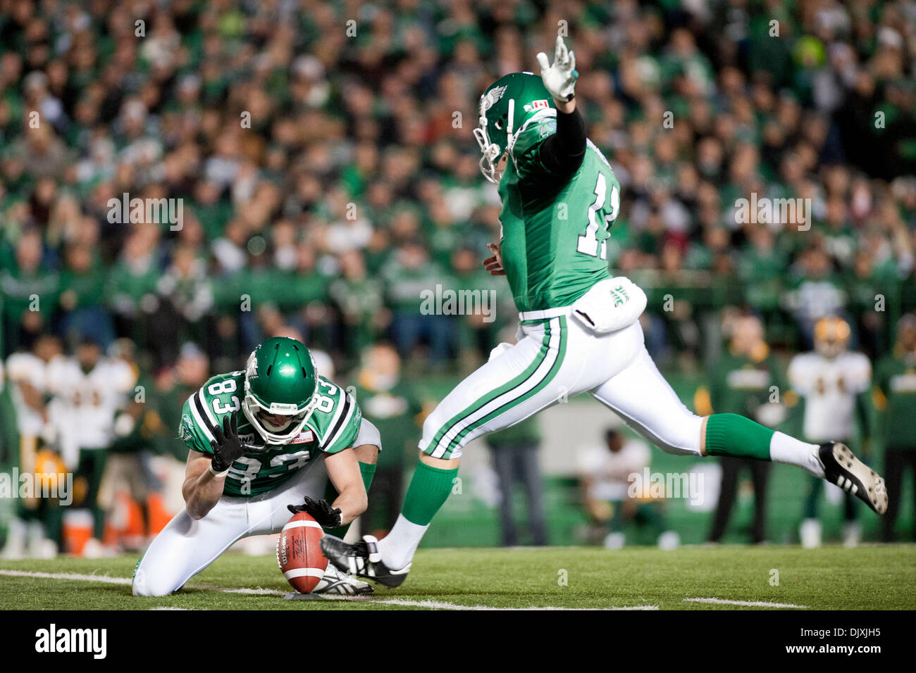 Nov. 6, 2010 - Regina, Saskatchewan, Canada - Saskatchewan Roughriders punter/kicker Eddie Johnson (#11) tenta di calciare un field goal detenute da Saskatchewan Roughriders slotback Andy Fantuz (#83) in azione durante la Saskatchewan RoughrIders vs Edmonton Eskimos gioco a mosaico Stadium di Regina. L'Edmonton Eskimos portano la Saskatchewan Roughriders 16-15 a metà tempo. (Credito immagine: Foto Stock