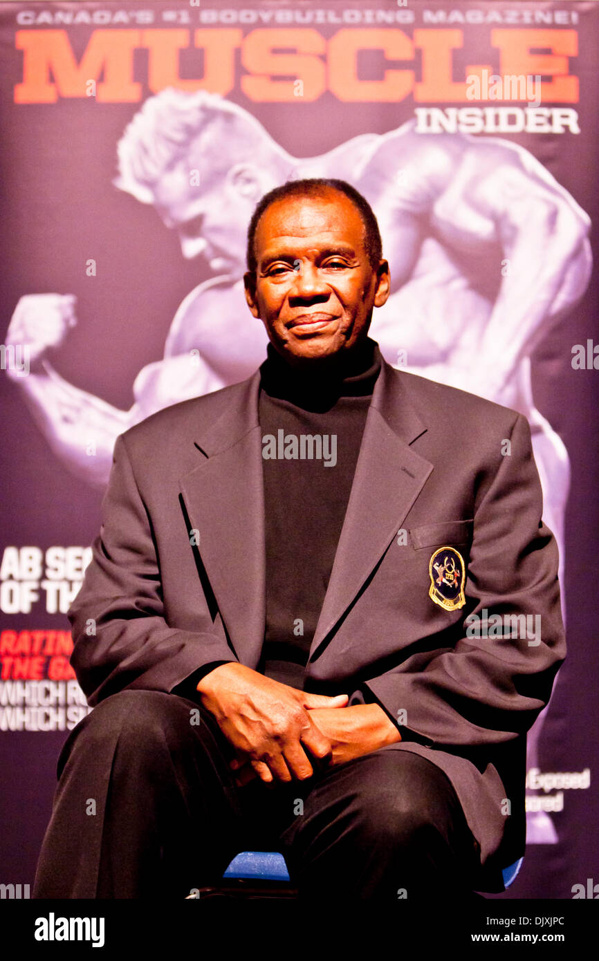 Nov. 06, 2010 - Ottawa, Ontario, Canada - 6 Novembre 2010: Winston Roberts ha fatto una comparsa speciale a Ottawa campionati di bodybuilding in Ottawa, Ontario, Canada. Il sig. Canada 1954, Winston Roberts, senza dubbio è uno di bodybuilding più prolifici della personalità. Egli stava in prima linea alla crescita e allo sviluppo della formazione di peso per oltre mezzo secolo. Ro Foto Stock