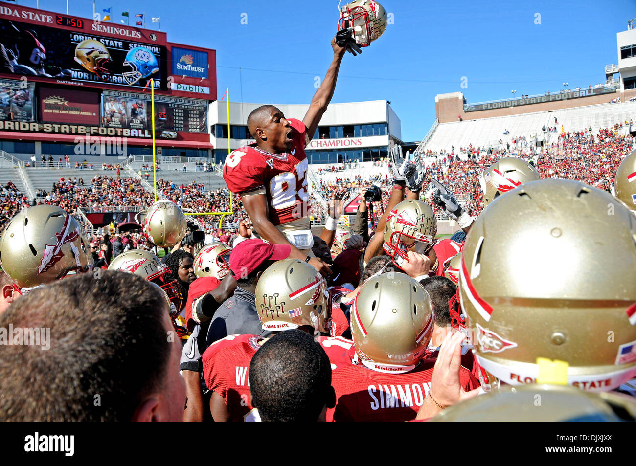 Nov. 6, 2010 - Tallahassee, Florida, Stati Uniti d'America - 6 Novembre 2010: FSU WR ottiene il team fired up dopo il pre-partita warm up. Percorso UNC sconfitto FSU 37-35 a Doak Campbell Stadium di Tallahassee, Florida. (Credito Immagine: © Mike Olivella/ZUMApress.com) Foto Stock