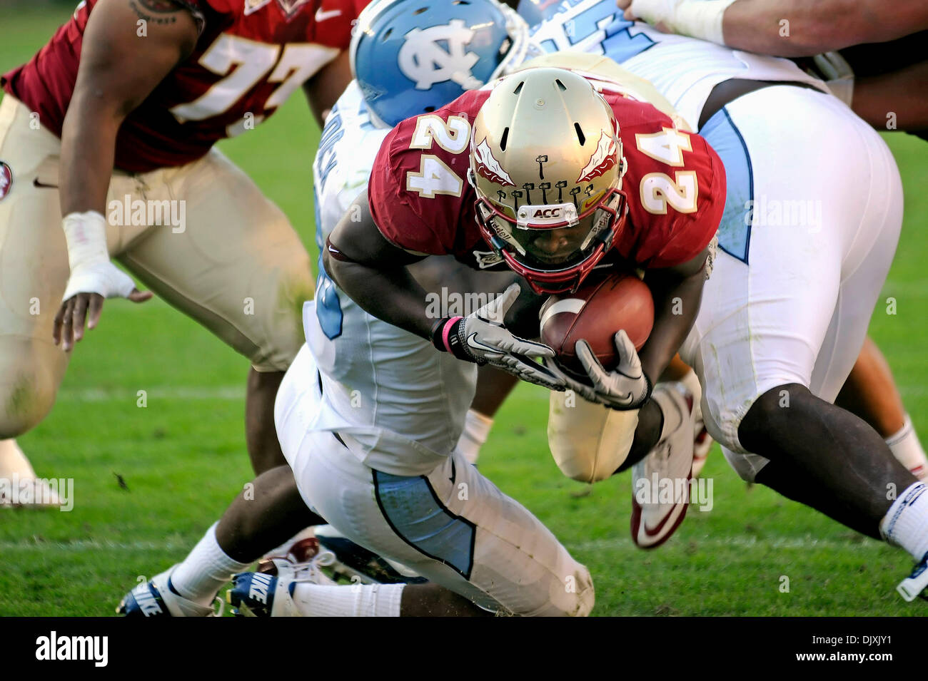 Nov. 6, 2010 - Tallahassee, Florida, Stati Uniti d'America - 6 Novembre 2010: FSU RB Lonnie Pryor corre attraverso il percorso UNC della linea difensiva per un touchdown. Percorso UNC sconfitto FSU 37-35 a Doak Campbell Stadium di Tallahassee, Florida. (Credito Immagine: © Mike Olivella/ZUMApress.com) Foto Stock