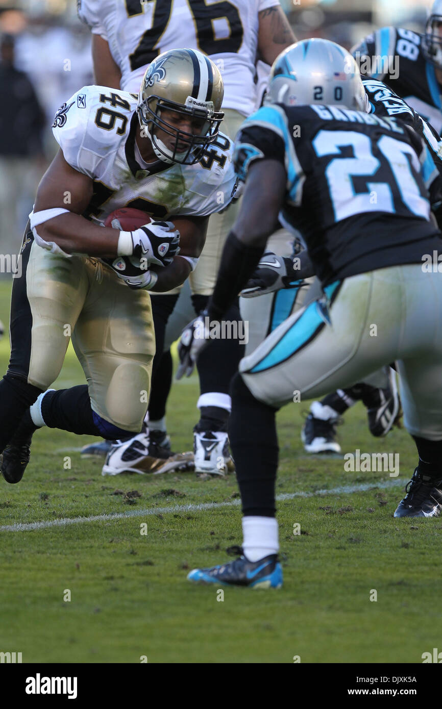 Novembre 7, 2010; New Orleans Saints running back Ladell Betts (46) si prepara a incontrare il Carolina Panthers cornerback Chris Gamble (20) sulla testa della Red Zone in Bank of America Stadium di Charlotte, NC. Punteggio ottenuto a metà è Santi 14- pantere 3..Jim Dedmon/CSM(Immagine di credito: © Jim Dedmon/Cal Sport Media/ZUMApress.com) Foto Stock