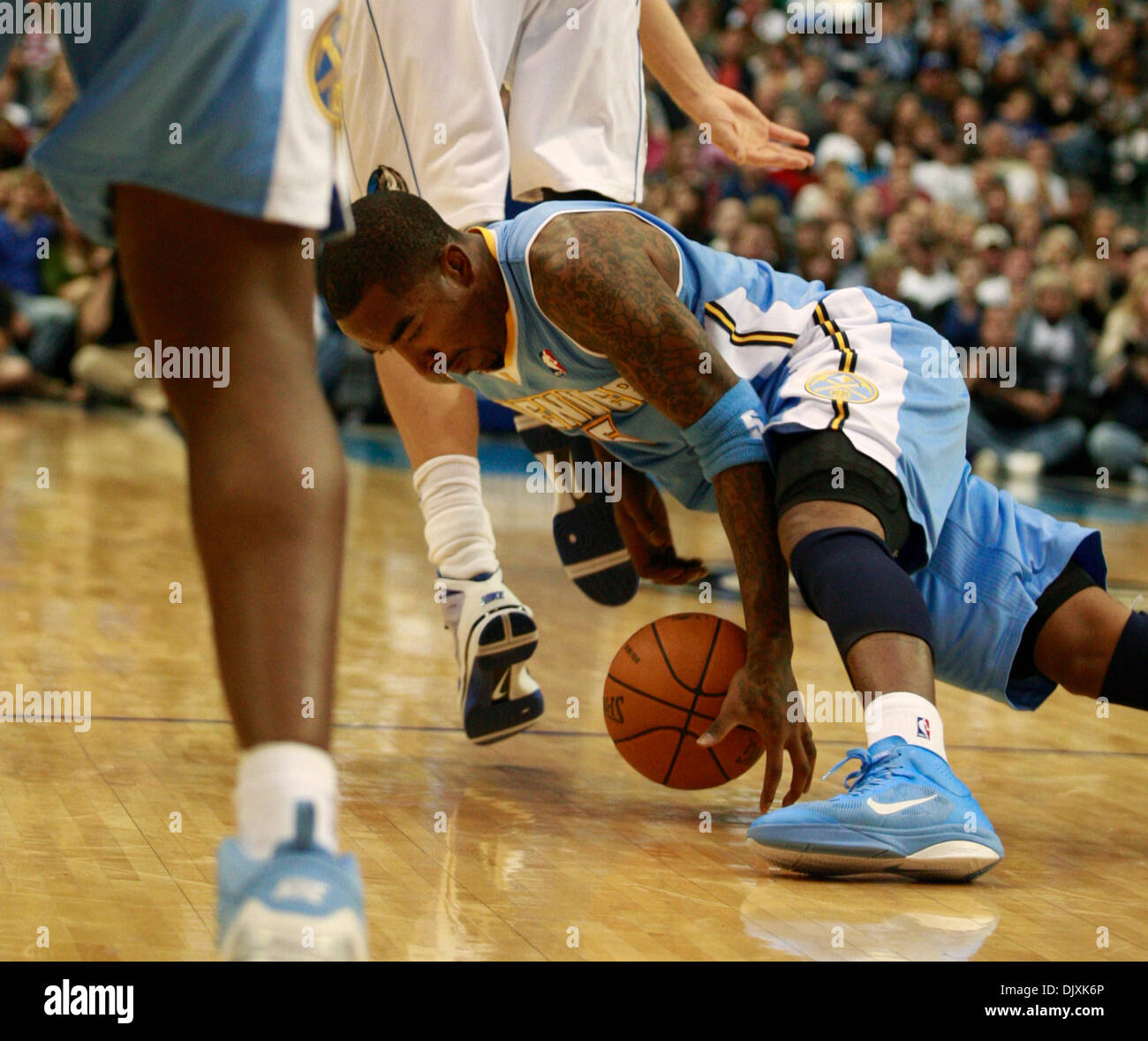 Nov. 7, 2010 - Dallas, Texas, Stati Uniti d'America - nov. 6, 2010. Denver Nuggets J.R. SMITH fa un rubare nel terzo trimestre. Denver Nuggets sconfitto il Dallas Mavericks 103 a 92 ad American Airlines Center di Dallas Stati Uniti d'America. (Credito Immagine: © ZUMA Ralph Lauer/ZUMApress.com) Foto Stock