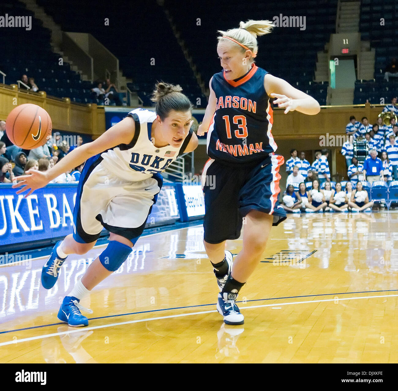 Nov. 7, 2010 - Durham, North Carolina, Stati Uniti d'America - Carson Newman guard Megan Hunter (13) protezioni Duca di protezione/avanti Haley Peters (33) come lei cerca di guidare.Duca batte Carson-Newman 121-65 a Cameron Indoor Stadium. (Credito Immagine: © Mark Abbott/Southcreek globale/ZUMApress.com) Foto Stock