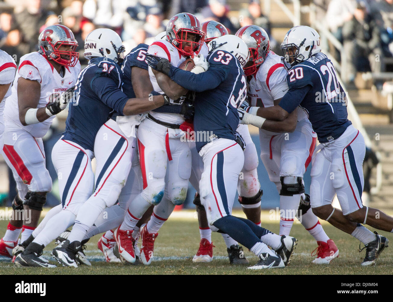 East Hartford, CT, Stati Uniti d'America. 30 Novembre, 2013. Sabato 30 Novembre 2013: Rutgers Scarlet Knights running back Il Savon Huggins (28) è interrotta dalla UConn difesa del Connecticut Huskies difensivo fine Ruben Frank (47), Connecticut Huskies tackle difensivo Angelo Pruitt (56) e Connecticut Huskies linebacker Yawin Smallwood (33) durante la prima metà del NCAA Football gioco tra Rutgers e Connecticut in campo Rentschler in East Hartford, CT. Battito UConn Rutgers 28-17. Bill Shettle / Cal Sport Media/Alamy Live News Foto Stock