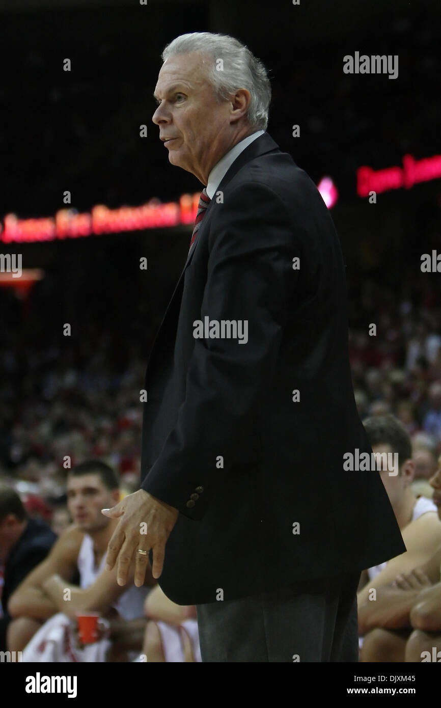 Nov. 7, 2010 - Madison, Wisconsin, Stati Uniti d'America - Wisconsin head coach Bo Ryan. Wisconsin sconfitto UW-LaCrosse 84 - 59 a Kohl Center a Madison, Wisconsin. (Credito Immagine: © Giovanni Fisher/Southcreek globale/ZUMApress.com) Foto Stock