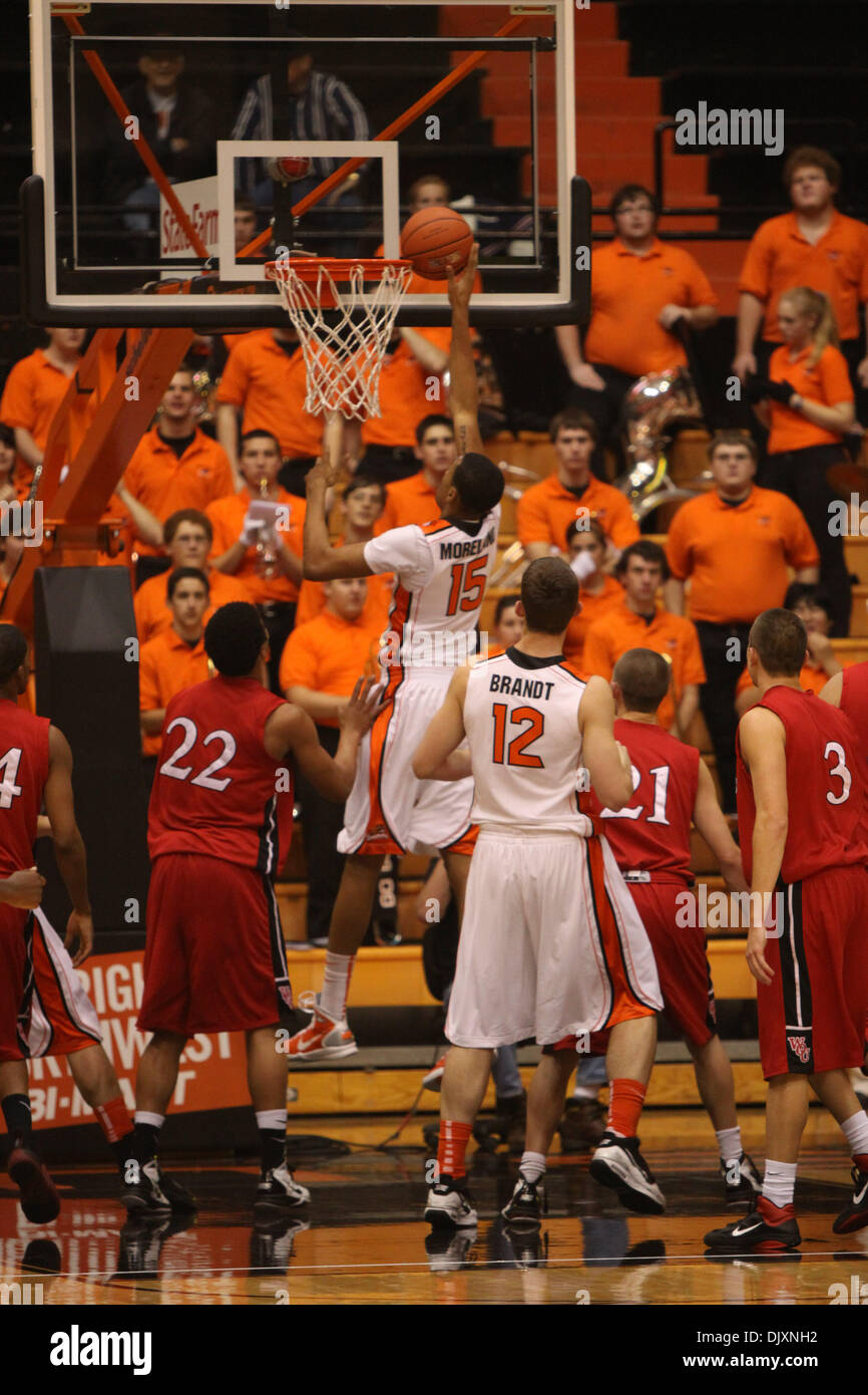 Nov. 9, 2010 - CORVALLIS, OREGON, Stati Uniti d'America - OSU Eric Moreland raggiunge per il cerchio durante la prima metà del 2010 Fiera gioco. Oregon stato portano Western Oregon 39 a 16 al tempo di emisaturazione a Gill Coliseum (credito Immagine: © Mike Albright/Southcreek globale/ZUMApress.com) Foto Stock