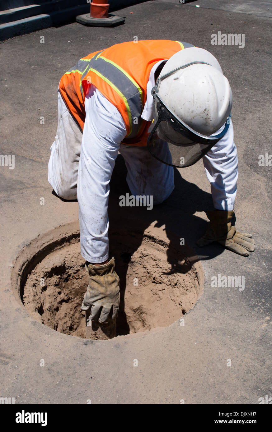 Un lavoratore edile abbandonare un bene Foto Stock