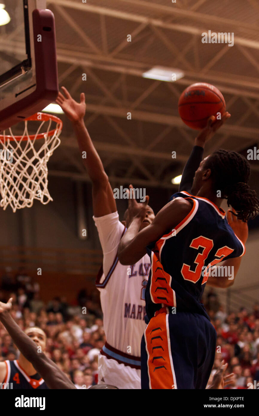 Nov. 12, 2010 - Los Angeles, California, Stati Uniti d'America - 12 November, 2010: DeWayne Jackson (32) di Morgan St va fino ad un cestello. Morgan membro beat LMU 81-79 a Gersten Pavilion di Los Angeles, California. (Credito Immagine: © Josh Cappella/Southcreek globale/ZUMApress.com) Foto Stock