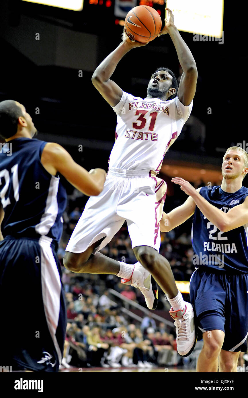 Nov. 12, 2010 - Tallahassee, Florida, Stati Uniti d'America - 12 Novembre 2010: . FSU's Chris Singleton (31) rigidi tra due giocatori UNF per due dei suoi 11 punti nella notte. FSU sconfitto 75-55 UNF a Donald L. Tucker Center in Tallahassee, Florida. (Credito Immagine: © Mike Olivella/ZUMApress.com) Foto Stock