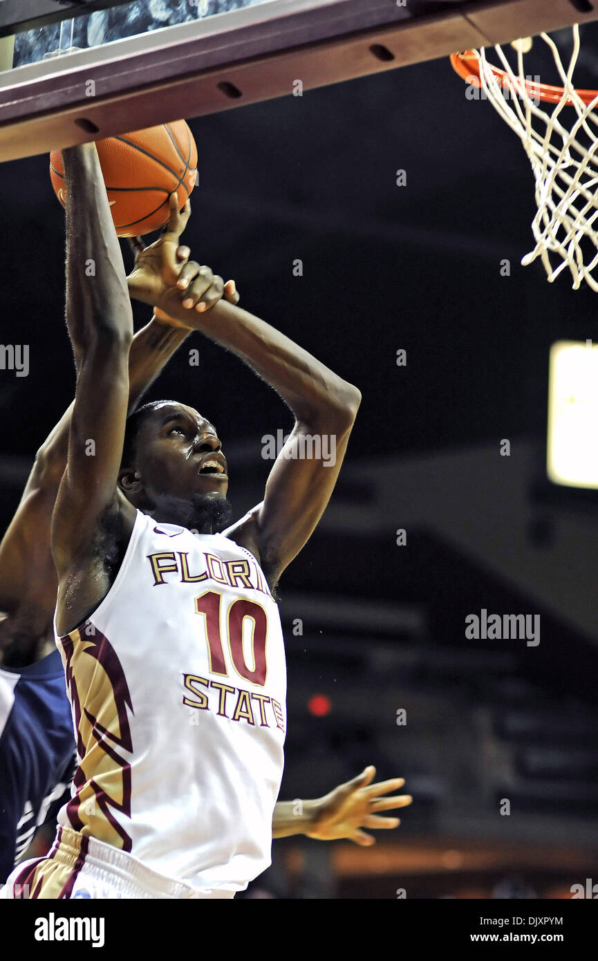 Nov. 12, 2010 - Tallahassee, Florida, Stati Uniti d'America - 12 Novembre 2010: . FSU's Okaro bianco (10) viene catturata come egli ha tentato di dunk la palla nella prima metà del gioco. FSU sconfitto 75-55 UNF a Donald L. Tucker Center in Tallahassee, Florida. (Credito Immagine: © Mike Olivella/ZUMApress.com) Foto Stock