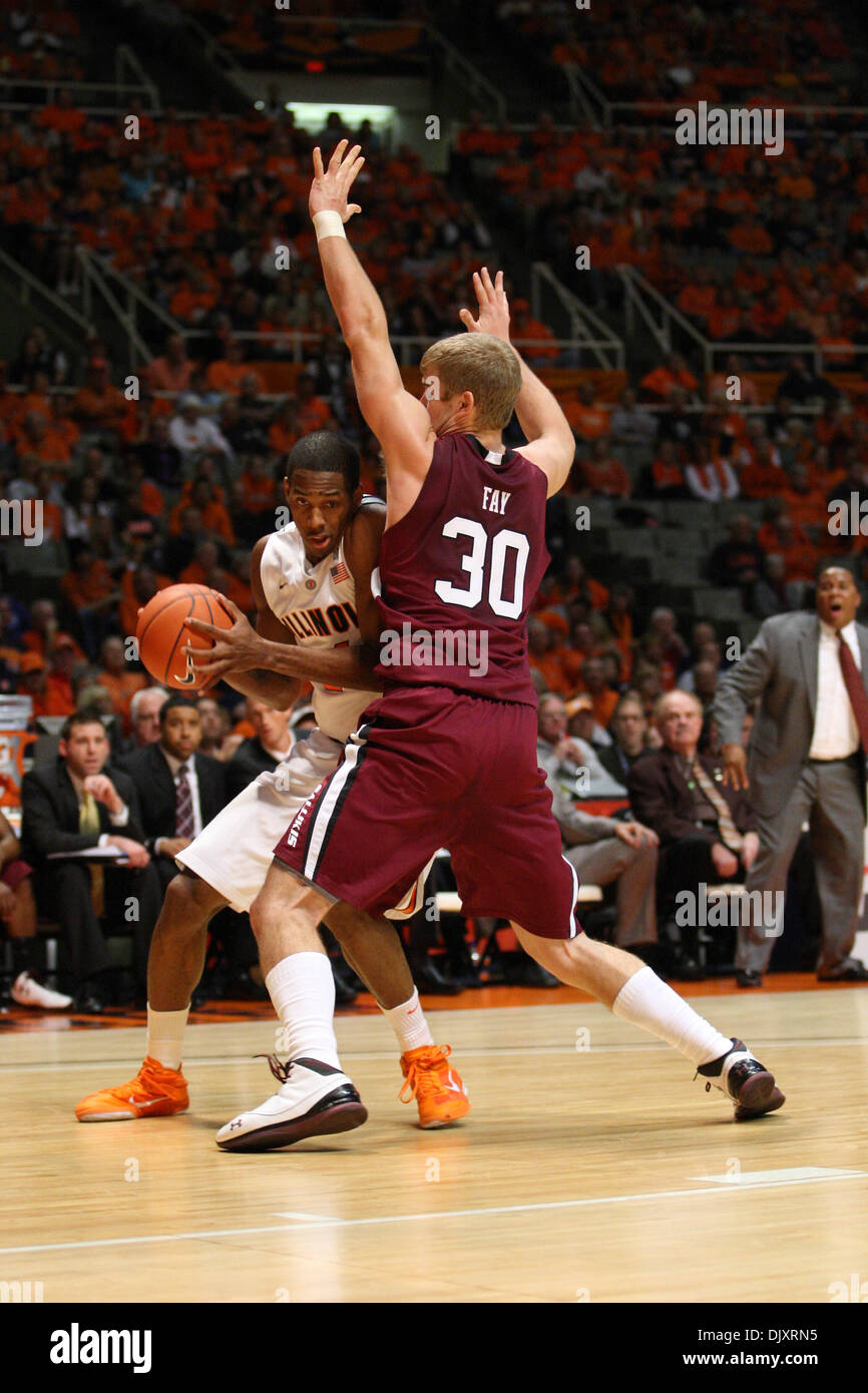 Nov. 13, 2010 - Champagne, Illinois, Stati Uniti d'America - Illinois Fighting Illini avanti Mike Davis (24) è custodito da Southern Illinois Salukis avanti Carlton Fay (30) a livello di Assembly Hall in Champaign, Illinois. Illinois sconfitto Southern Illinois 85-63. (Credito Immagine: © Chris Proctor Southcreek/Global/ZUMApress.com) Foto Stock