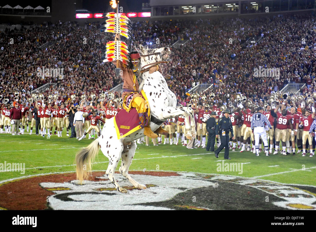 Nov. 13, 2010 - Tallahassee, Florida, Stati Uniti d'America - 13 Novembre 2010: Stato della Florida giocatori allietare il Chief Osceola come piante egli lancia a centrocampo appena prima di iniziare il gioco. FSU sconfitto Clemson16-13 a Doak Campbell Stadium di Tallahassee, Florida. (Credito Immagine: © Mike Olivella/ZUMApress.com) Foto Stock