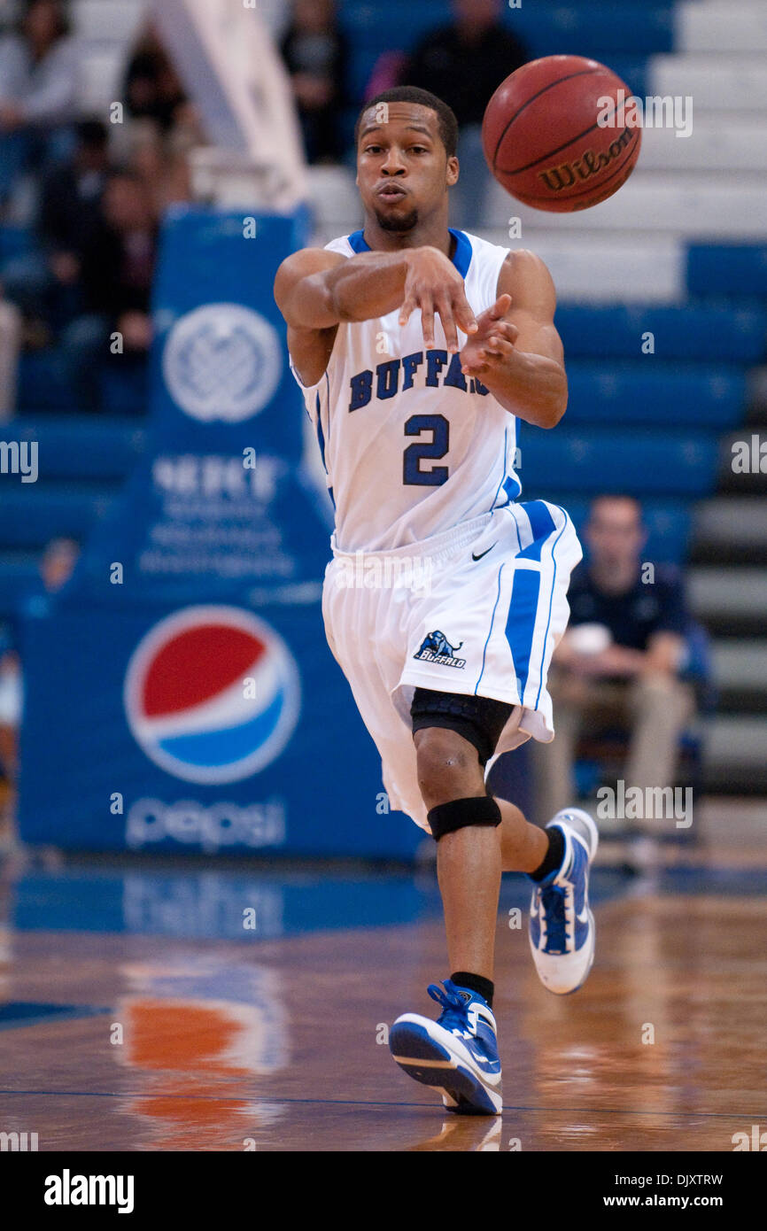 Nov. 13, 2010 - Buffalo, New York, Stati Uniti d'America - Buffalo Bulls guard Byron Mulkey (#2) effettua un sorpasso durante una partita contro la Marina aspiranti guardiamarina a Alumni Arena. Buffalo ha vinto il gioco 88-46. (Credito Immagine: © Mark Konezny/Southcreek globale/ZUMApress.com) Foto Stock