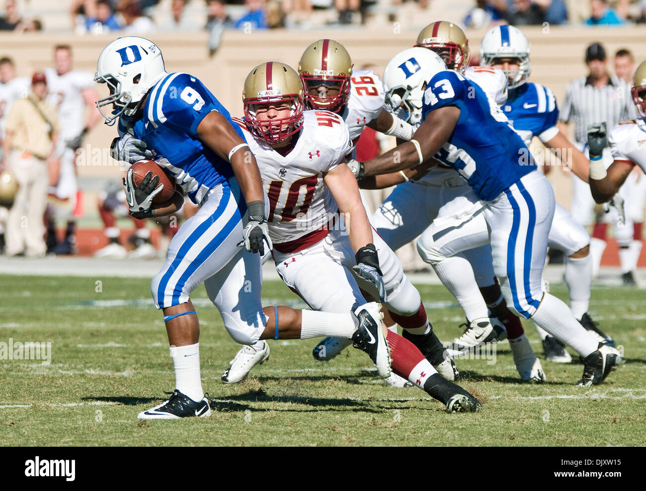 Nov. 13, 2010 - Durham, North Carolina, Stati Uniti d'America - il duca diavoli blu running back Josh Snead (9) precipita e viene afferrato dal Boston college Eagles linebacker Luca Kuechly (40).il Boston College batte duca 21-16 presso lo Stadio Wallace Wade (credito Immagine: © Mark Abbott/Southcreek globale/ZUMApress.com) Foto Stock