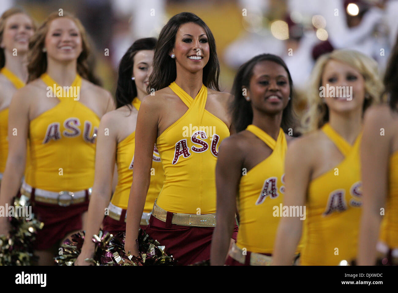 Nov. 13, 2010 - Tempe, Arizona, Stati Uniti d'America - un'Arizona State cheerleader esegue durante una partita contro la Stanford Cardinale a Sun Devil Stadium di Tempe, Arizona. Il Cardinale ha battuto il Sun Devils 17-13. (Credito Immagine: © Gene inferiore/Southcreek globale/ZUMApress.com) Foto Stock