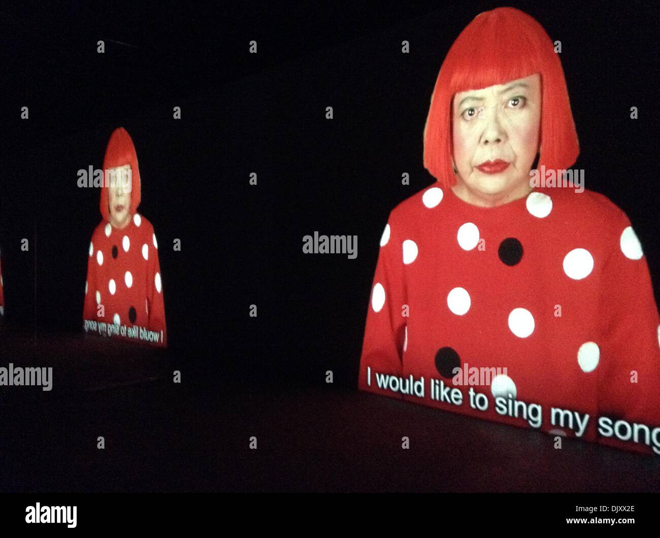 New York, NY, Novembre 29, 2013. 'Manhattan suicidio Addict,' una installazione video dalla mostra "Io che sono arrivati nel cielo da Yayoi Kusama al David Zwirner Gallery. Foto Stock